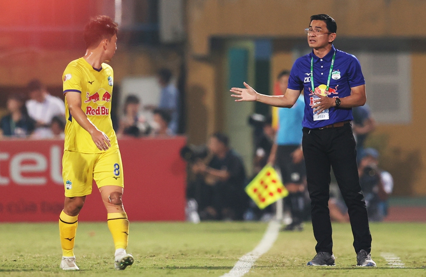 HAGL vắng bóng ở đội hình tiêu biểu V-League 2022: HLV Kiatisuk khó cải tổ thành công - Ảnh 1.