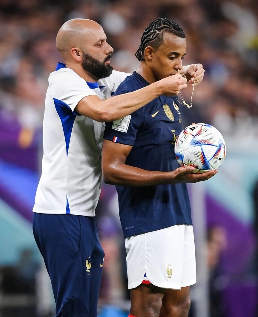 Jules Kounde đối mặt án phạt vì đeo dây chuyền đá bóng - Ảnh 5.