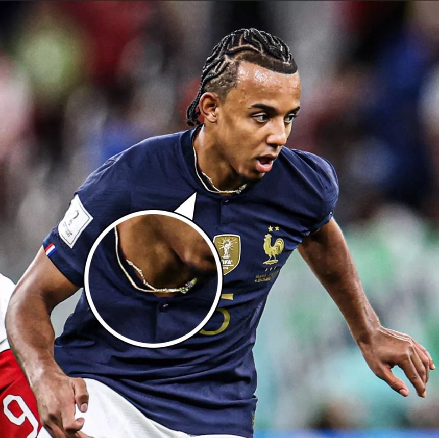 Jules Kounde đối mặt án phạt vì đeo dây chuyền đá bóng - Ảnh 2.