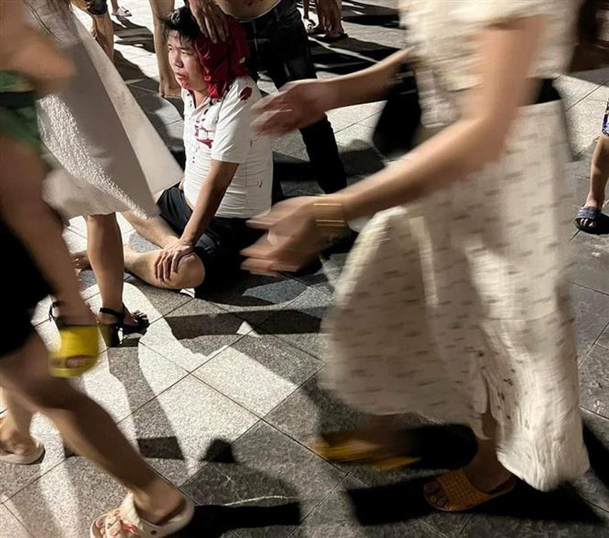 Sập sân khấu chương trình nhạc nước ở Bình Dương, 6 người bị thương - Ảnh 1.