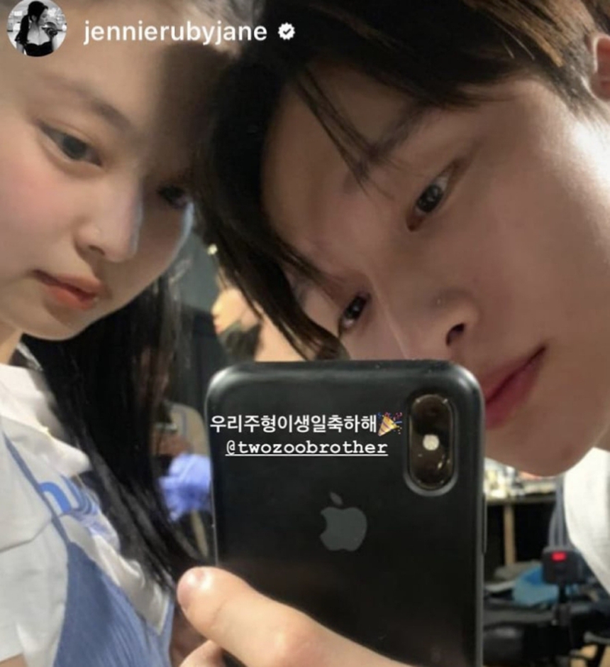 Hé lộ người chụp ảnh cho Jennie Blackpink và V BTS ở Jeju - Ảnh 1.