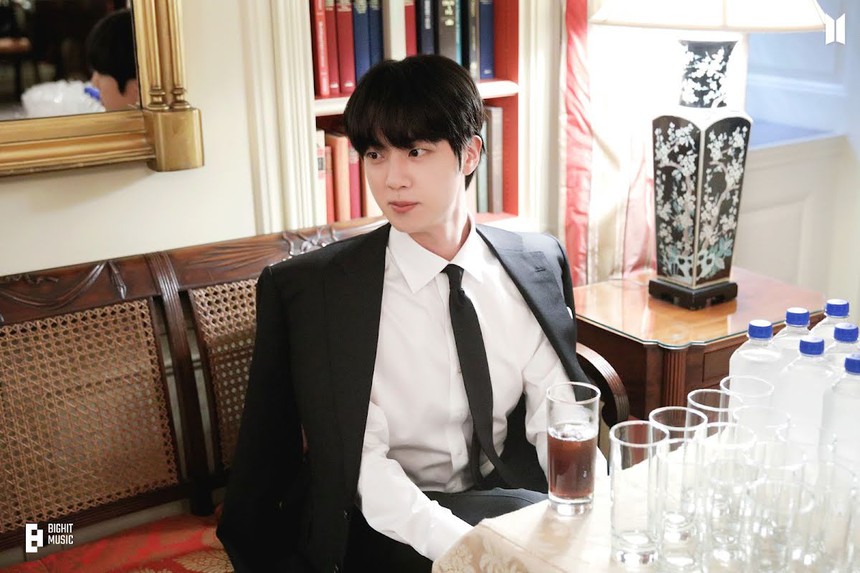 Big Hit tung ảnh cực phẩm mừng sinh nhật Jin BTS - Ảnh 14.