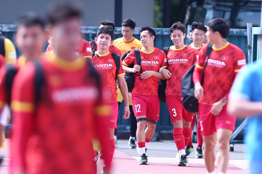 Vắng HLV Park Hang-seo, các học trò vẫn vui vẽ tập luyện dưới cái nóng 31 độ - Ảnh 1.