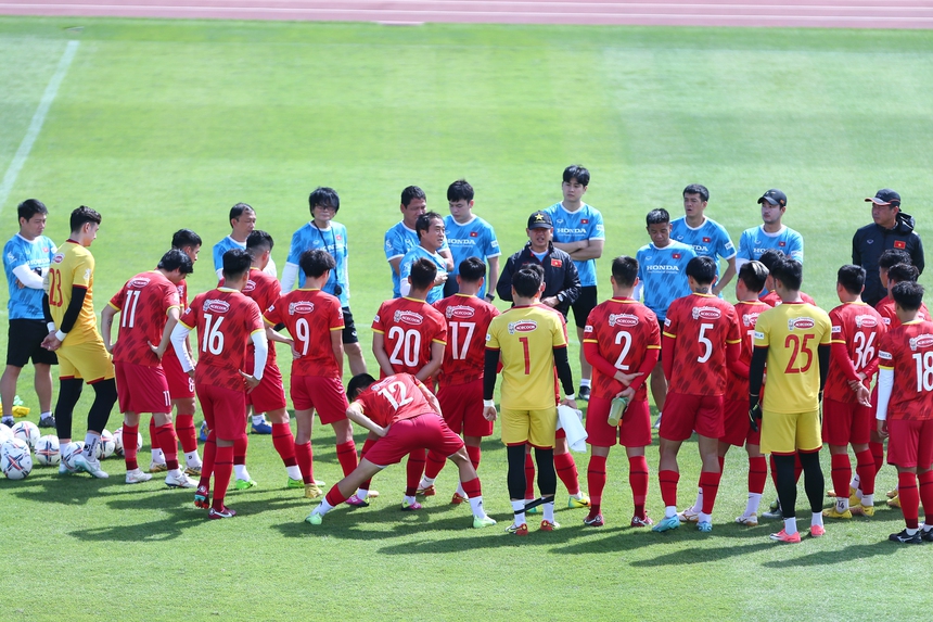 Vắng HLV Park Hang-seo, các học trò vẫn vui vẽ tập luyện dưới cái nóng 31 độ - Ảnh 8.