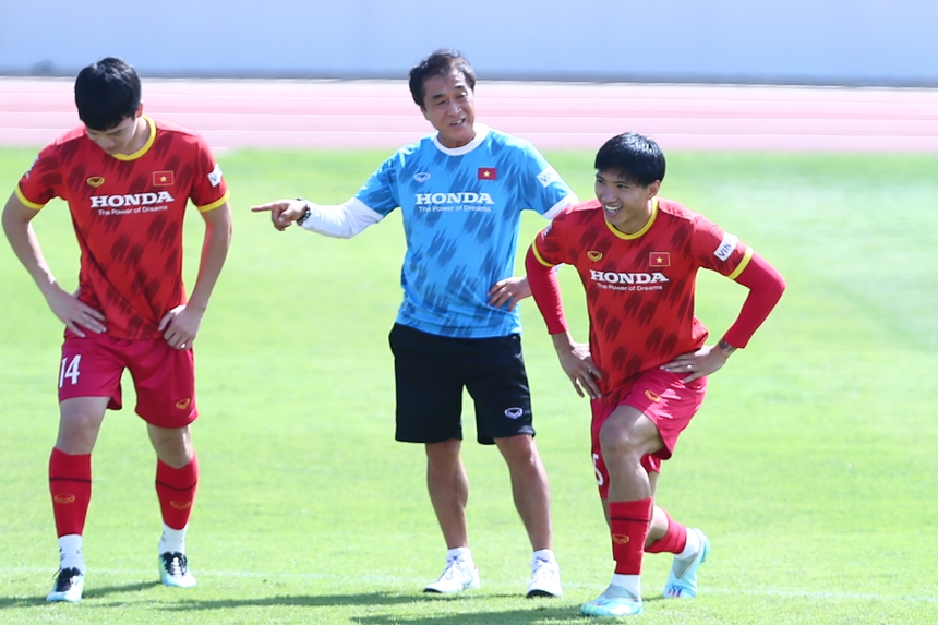 Vắng HLV Park Hang-seo, các học trò vẫn vui vẽ tập luyện dưới cái nóng 31 độ - Ảnh 3.