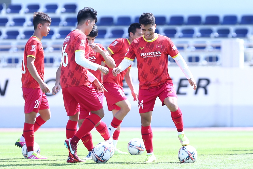 Vắng HLV Park Hang-seo, các học trò vẫn vui vẽ tập luyện dưới cái nóng 31 độ - Ảnh 5.