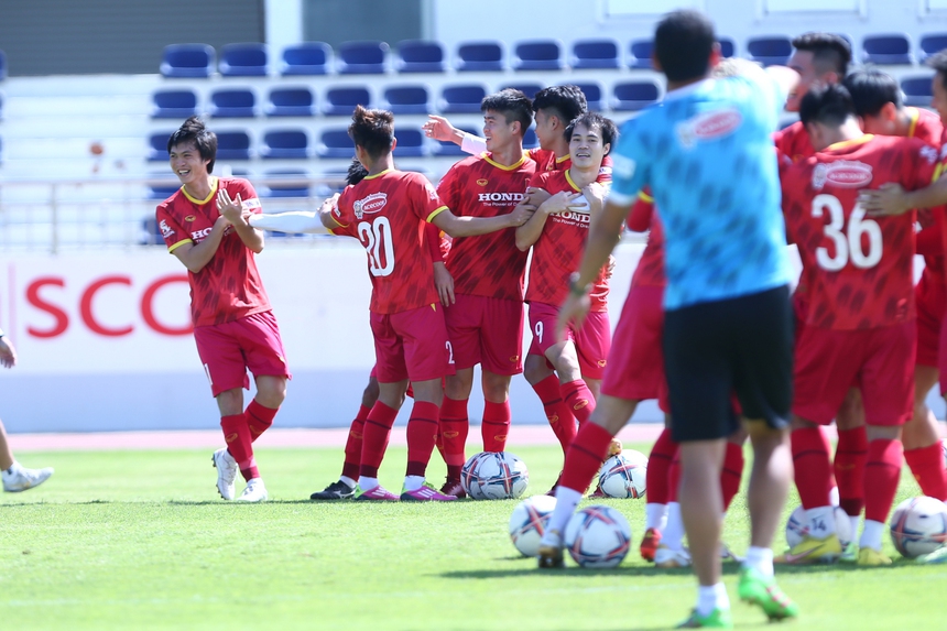 Vắng HLV Park Hang-seo, các học trò vẫn vui vẽ tập luyện dưới cái nóng 31 độ - Ảnh 6.