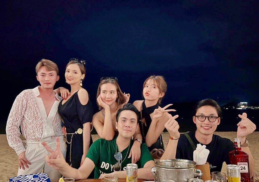 Đình Tú - Huyền Lizzie liên tục được "đẩy thuyền" - Hết đi du lịch chung lại hôn trán tình tứ - Ảnh 7. Đình Tú - Huyền Lizzie liên tục được "đẩy thuyền" - Hết đi du lịch chung lại hôn trán tình tứ - Ảnh 7.