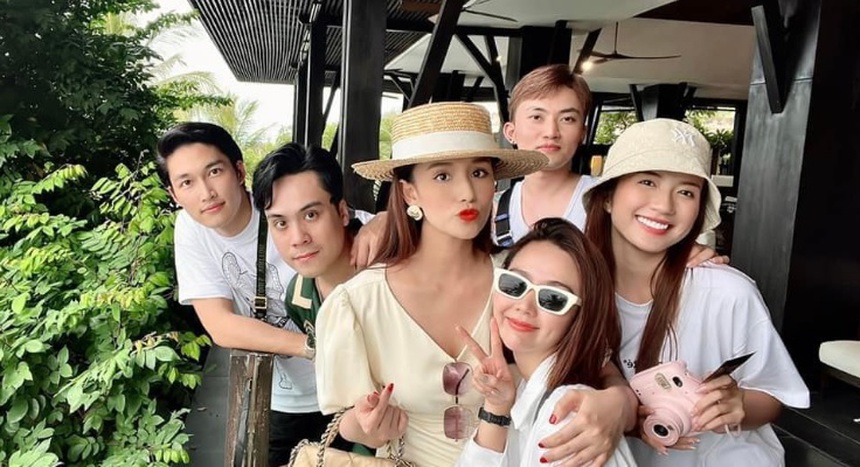 Đình Tú - Huyền Lizzie liên tục được "đẩy thuyền" - Hết đi du lịch chung lại hôn trán tình tứ - Ảnh 6. Đình Tú - Huyền Lizzie liên tục được "đẩy thuyền" - Hết đi du lịch chung lại hôn trán tình tứ - Ảnh 6.