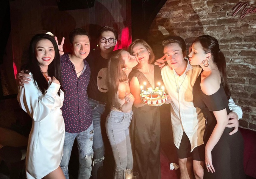 Đình Tú - Huyền Lizzie liên tục được "đẩy thuyền" - Hết đi du lịch chung lại hôn trán tình tứ - Ảnh 8. Đình Tú - Huyền Lizzie liên tục được "đẩy thuyền" - Hết đi du lịch chung lại hôn trán tình tứ - Ảnh 8.