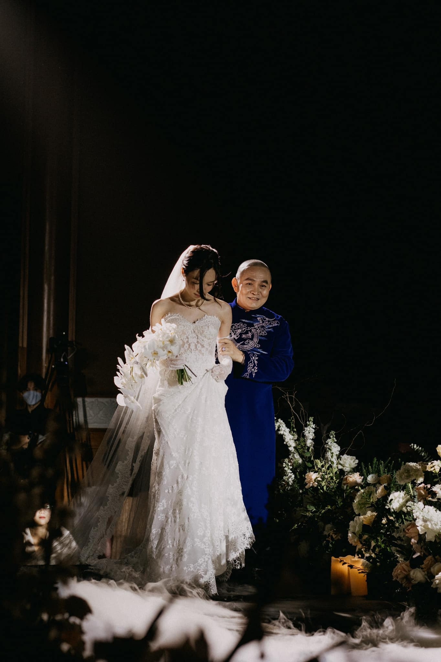 NSƯT Xuân Hinh nghẹn ngào đưa con gái vào lễ đường - Ảnh 1.