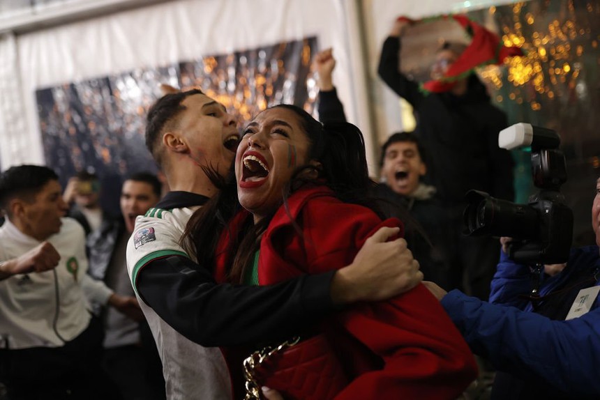 Fan "đi bão" khắp châu Âu mừng tuyển Ma rốc lần đầu vào tứ kết World Cup - Ảnh 1. Fan "đi bão" khắp châu Âu mừng tuyển Ma rốc lần đầu vào tứ kết World Cup - Ảnh 1.