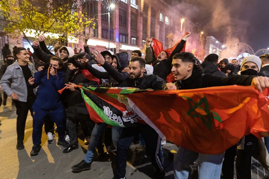 Fan "đi bão" khắp châu Âu mừng tuyển Ma rốc lần đầu vào tứ kết World Cup - Ảnh 8. Fan "đi bão" khắp châu Âu mừng tuyển Ma rốc lần đầu vào tứ kết World Cup - Ảnh 8.