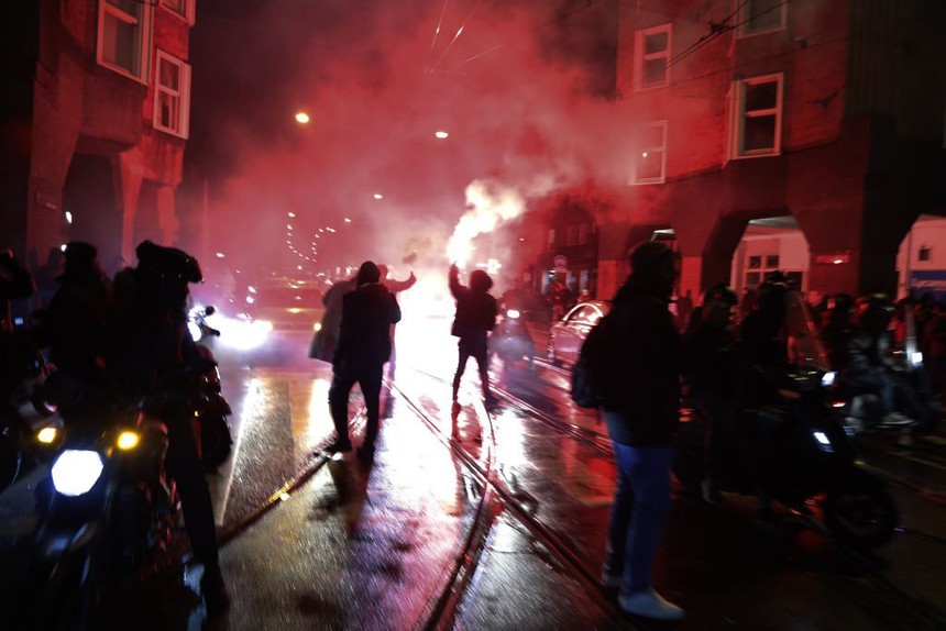 Fan "đi bão" khắp châu Âu mừng tuyển Ma rốc lần đầu vào tứ kết World Cup - Ảnh 9. Fan "đi bão" khắp châu Âu mừng tuyển Ma rốc lần đầu vào tứ kết World Cup - Ảnh 9.