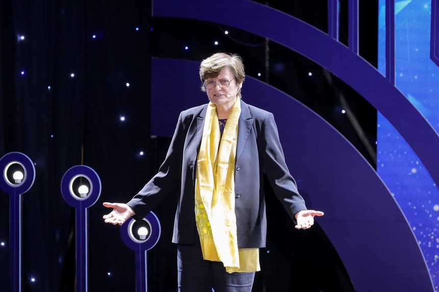 Tiến sĩ Katalin Kariko: "Từ VinFuture, các nhà khoa học thế giới đã hiểu hơn về một Việt Nam đang mạnh mẽ vươn ra quốc tế" - Ảnh 3. Tiến sĩ Katalin Kariko: "Từ VinFuture, các nhà khoa học thế giới đã hiểu hơn về một Việt Nam đang mạnh mẽ vươn ra quốc tế" - Ảnh 3.