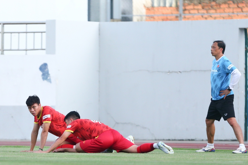 Bùi Tiến Dũng trở lại, ĐT Việt Nam đầy đủ lực lượng tập huấn - Ảnh 2.