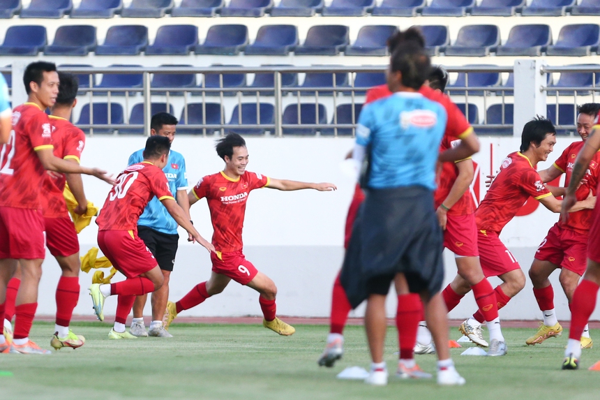 Bùi Tiến Dũng trở lại, ĐT Việt Nam đầy đủ lực lượng tập huấn - Ảnh 3.