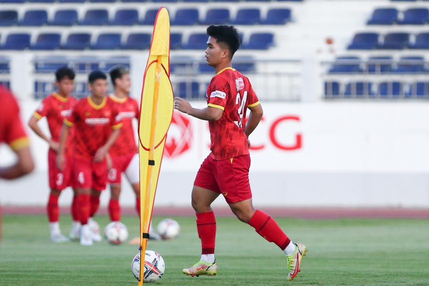 Bùi Tiến Dũng trở lại, ĐT Việt Nam đầy đủ lực lượng tập huấn - Ảnh 8.