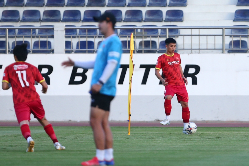 Bùi Tiến Dũng trở lại, ĐT Việt Nam đầy đủ lực lượng tập huấn - Ảnh 1.