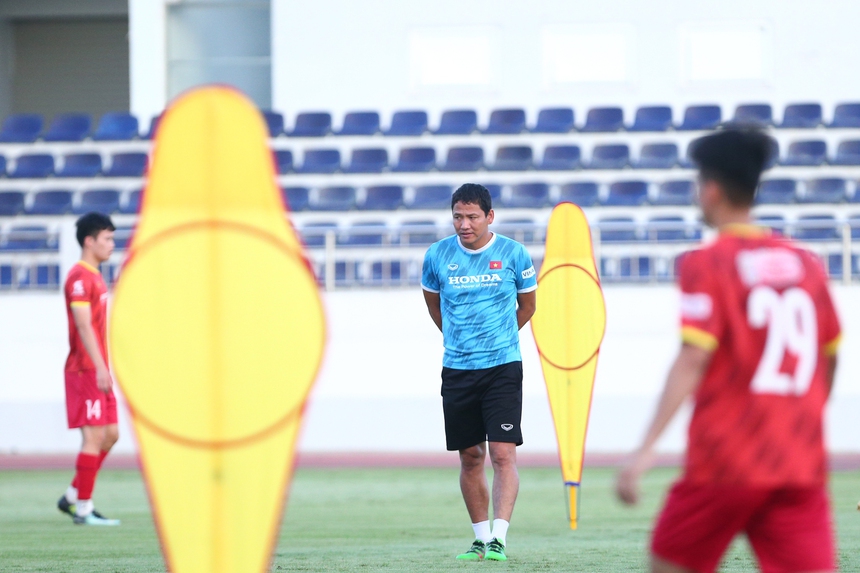 Bùi Tiến Dũng trở lại, ĐT Việt Nam đầy đủ lực lượng tập huấn - Ảnh 7.