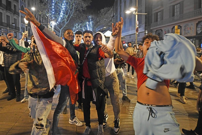 Fan "đi bão" khắp châu Âu mừng tuyển Ma rốc lần đầu vào tứ kết World Cup - Ảnh 3. Fan "đi bão" khắp châu Âu mừng tuyển Ma rốc lần đầu vào tứ kết World Cup - Ảnh 3.