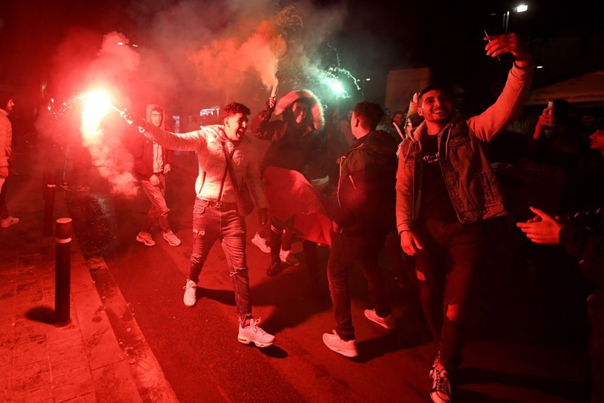 Fan "đi bão" khắp châu Âu mừng tuyển Ma rốc lần đầu vào tứ kết World Cup - Ảnh 4. Fan "đi bão" khắp châu Âu mừng tuyển Ma rốc lần đầu vào tứ kết World Cup - Ảnh 4.