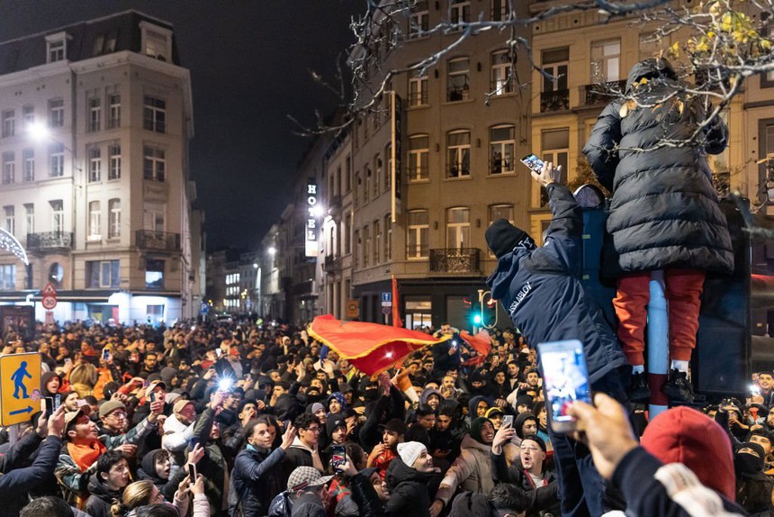 Fan "đi bão" khắp châu Âu mừng tuyển Ma rốc lần đầu vào tứ kết World Cup - Ảnh 7. Fan "đi bão" khắp châu Âu mừng tuyển Ma rốc lần đầu vào tứ kết World Cup - Ảnh 7.