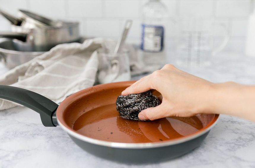 Khi chảo chống dính bị 1 vết xước: 9.100 hạt nhựa được giải phóng thấm vào thực phẩm, trẻ em tăng nguy cơ dậy thì sớm, ung thư đe dọa từng ngày - Ảnh 3. Khi chảo chống dính bị 1 vết xước: 9.100 hạt nhựa được giải phóng thấm vào thực phẩm, trẻ em tăng nguy cơ dậy thì sớm, ung thư đe dọa từng ngày - Ảnh 3.