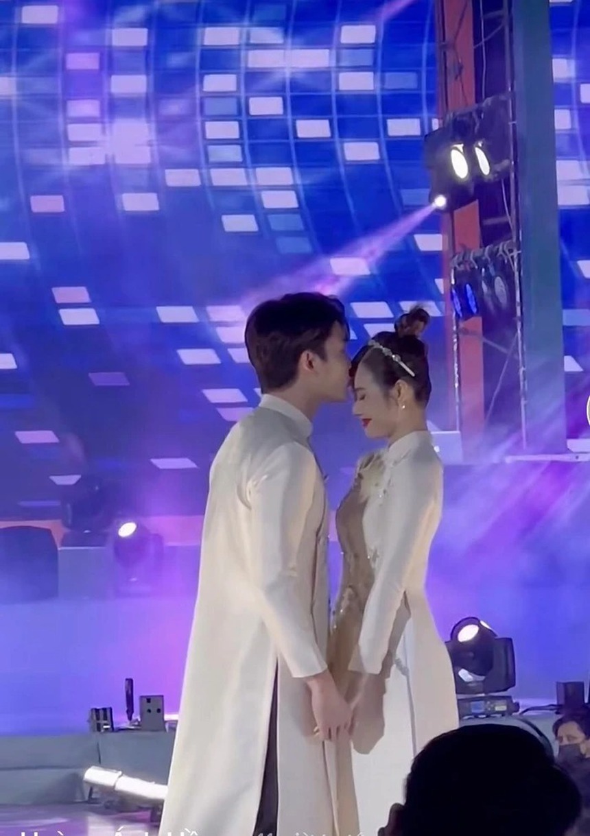 Đình Tú hé lộ quan hệ với Huyền Lizzie, Hồ Văn Cường lễ phép, Phan Hiển rã rời vì thiệp cưới - Ảnh 1. Đình Tú hé lộ quan hệ với Huyền Lizzie, Hồ Văn Cường lễ phép, Phan Hiển rã rời vì thiệp cưới - Ảnh 1.