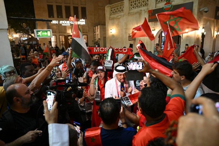Fan "đi bão" khắp châu Âu mừng tuyển Ma rốc lần đầu vào tứ kết World Cup - Ảnh 12. Fan "đi bão" khắp châu Âu mừng tuyển Ma rốc lần đầu vào tứ kết World Cup - Ảnh 12.