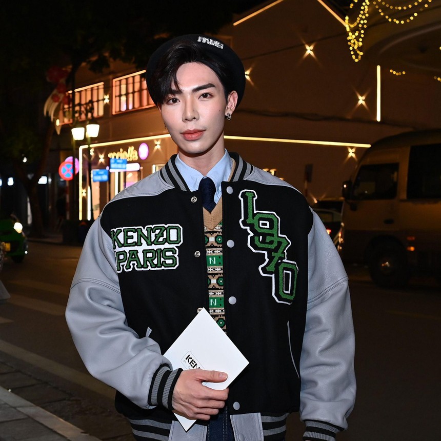 Erik mặc đẹp ấn tượng, Quỳnh Lương, Khánh Vy đụng hàng phong cách tại tiệc khai trương cửa hàng KENZO Tràng Tiền - Ảnh 1.