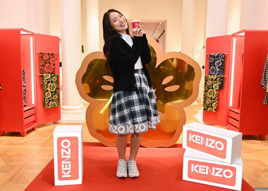 Erik mặc đẹp ấn tượng, Quỳnh Lương, Khánh Vy đụng hàng phong cách tại tiệc khai trương cửa hàng KENZO Tràng Tiền - Ảnh 6.