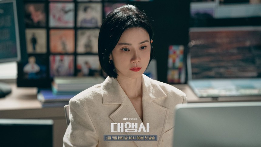 'Agency' tung loạt tạo hình tổng tài của 'mợ út' Lee Bo Young - Ảnh 3. 'Agency' tung loạt tạo hình tổng tài của 'mợ út' Lee Bo Young - Ảnh 3.
