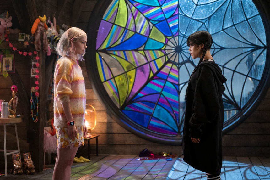 'Wednesday' - phim "học đường" đen tối được cả thế giới tung hô, nữ chính như Conan đi đến đâu có án mạng tới đó - Ảnh 10.