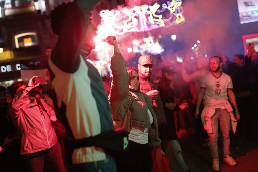 Fan "đi bão" khắp châu Âu mừng tuyển Ma rốc lần đầu vào tứ kết World Cup - Ảnh 2. Fan "đi bão" khắp châu Âu mừng tuyển Ma rốc lần đầu vào tứ kết World Cup - Ảnh 2.