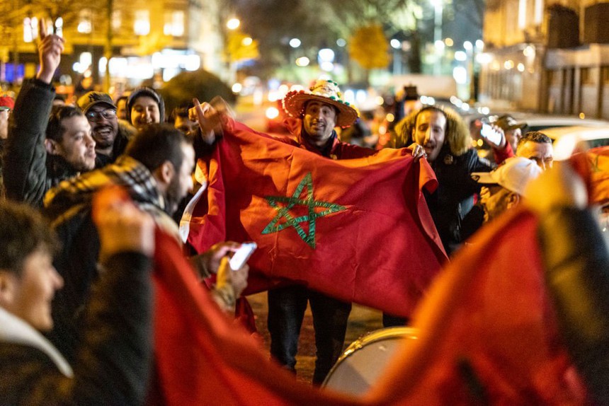 Fan "đi bão" khắp châu Âu mừng tuyển Ma rốc lần đầu vào tứ kết World Cup - Ảnh 11. Fan "đi bão" khắp châu Âu mừng tuyển Ma rốc lần đầu vào tứ kết World Cup - Ảnh 11.