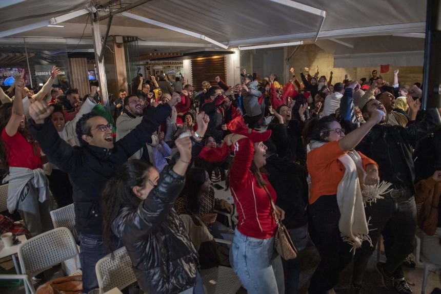 Fan "đi bão" khắp châu Âu mừng tuyển Ma rốc lần đầu vào tứ kết World Cup - Ảnh 13. Fan "đi bão" khắp châu Âu mừng tuyển Ma rốc lần đầu vào tứ kết World Cup - Ảnh 13.