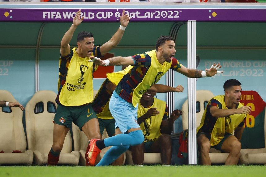 Ronaldo một mình rời sân, không ăn mừng cùng toàn đội Bồ Đào Nha - Ảnh 4. Ronaldo một mình rời sân, không ăn mừng cùng toàn đội Bồ Đào Nha - Ảnh 4.
