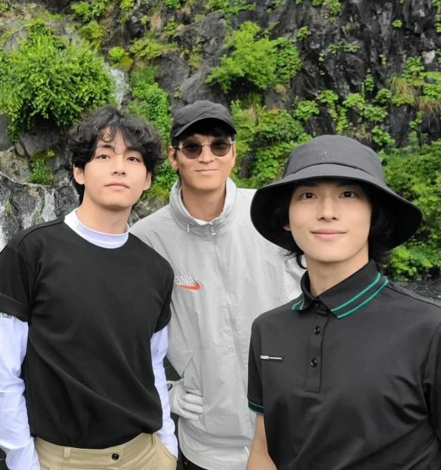 V BTS đang dấn thân sang điện ảnh? - Ảnh 1. V BTS đang dấn thân sang điện ảnh? - Ảnh 1.