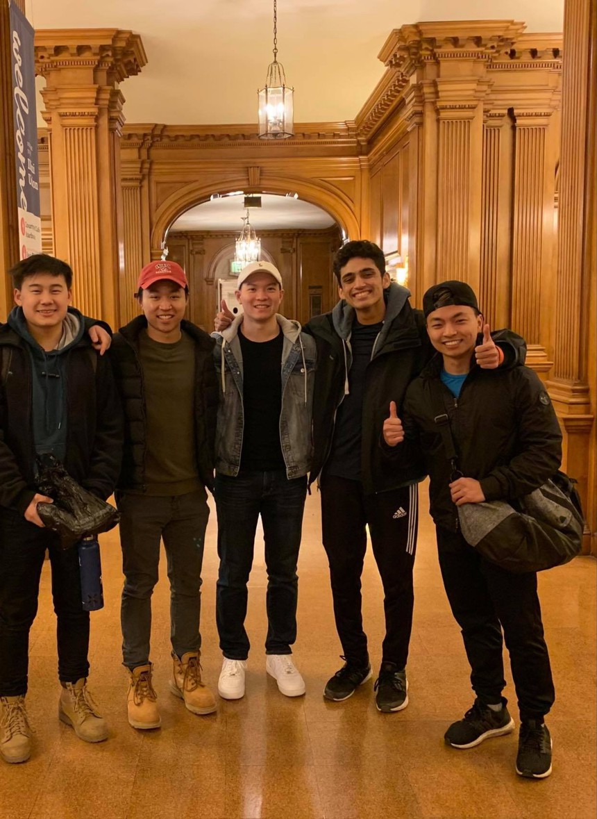 Nỗi niềm 'trai lùn' khi hẹn hò: Giàu nghiêng ngả hoặc chấp nhận bỏ cuộc cho sớm chợ? - Ảnh 1. Nỗi niềm 'trai lùn' khi hẹn hò: Giàu nghiêng ngả hoặc chấp nhận bỏ cuộc cho sớm chợ? - Ảnh 1.