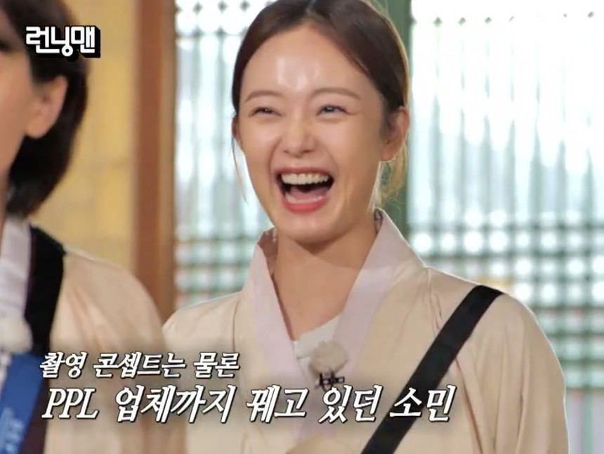 Ồn ào loveline Jeon So Min: Hết 'dính chặt' với đồng nghiệp đến nghi vấn yêu người trong ekip 'Running Man' - Ảnh 4. Ồn ào loveline Jeon So Min: Hết 'dính chặt' với đồng nghiệp đến nghi vấn yêu người trong ekip 'Running Man' - Ảnh 4.