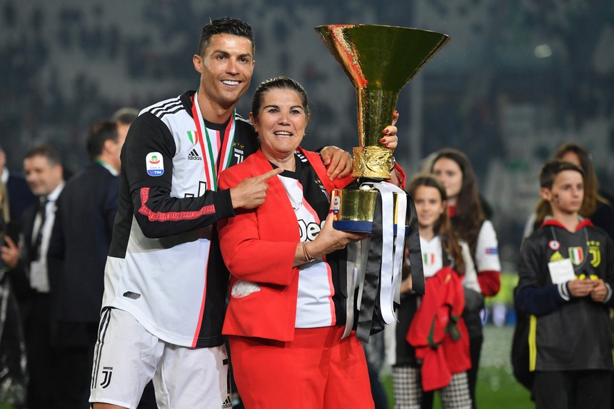 Cuộc đời đầy nước mắt của mẹ Ronaldo: Từng muốn chạy trốn khỏi chính căn nhà của mình, dành dụm từng đồng để nuôi đam mê của con - Ảnh 1. Cuộc đời đầy nước mắt của mẹ Ronaldo: Từng muốn chạy trốn khỏi chính căn nhà của mình, dành dụm từng đồng để nuôi đam mê của con - Ảnh 1.
