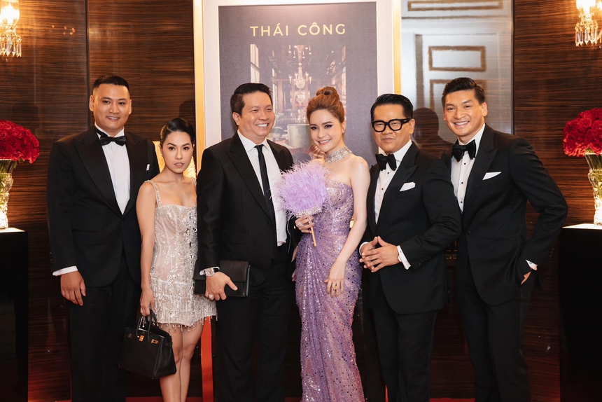 Đoàn Di Băng phản ứng khi bị nói dắt em gái đi muôn nơi như con, thách thức dân mạng một điều bất ngờ - Ảnh 1.