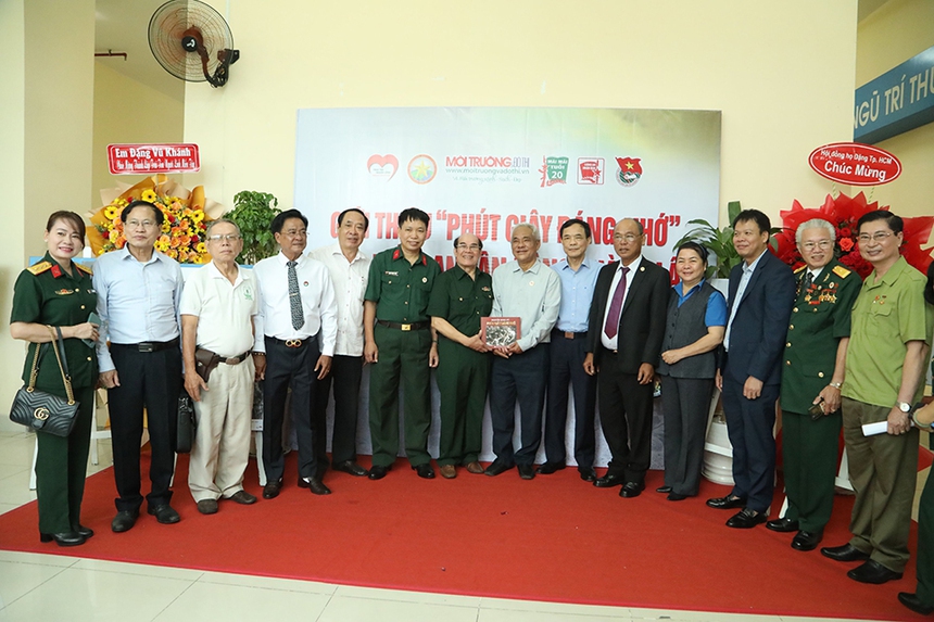 TS Nguyễn Minh Vỹ ra mắt sách ảnh ‘Phút giây đáng nhớ’ - Ảnh 1.