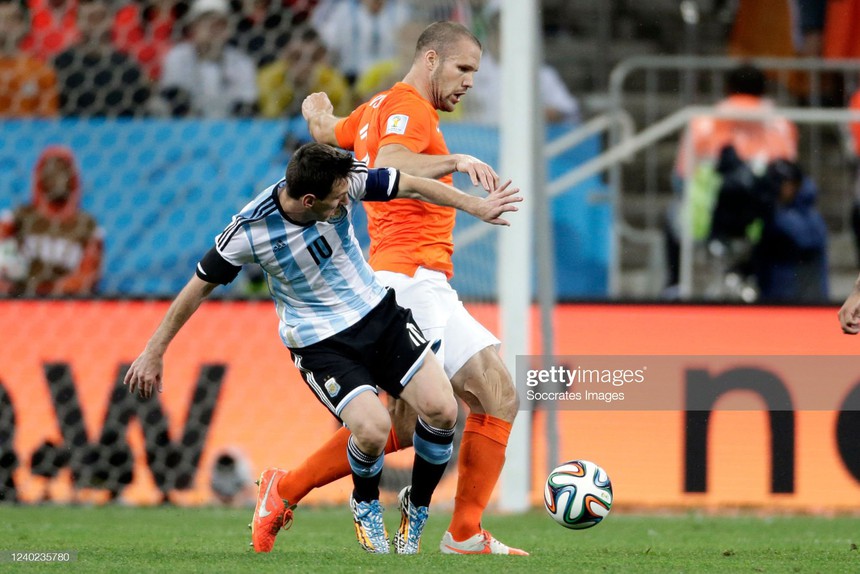 Ron Vlaar: Ngăn Messi là nhiệm vụ tập thể - Ảnh 1.