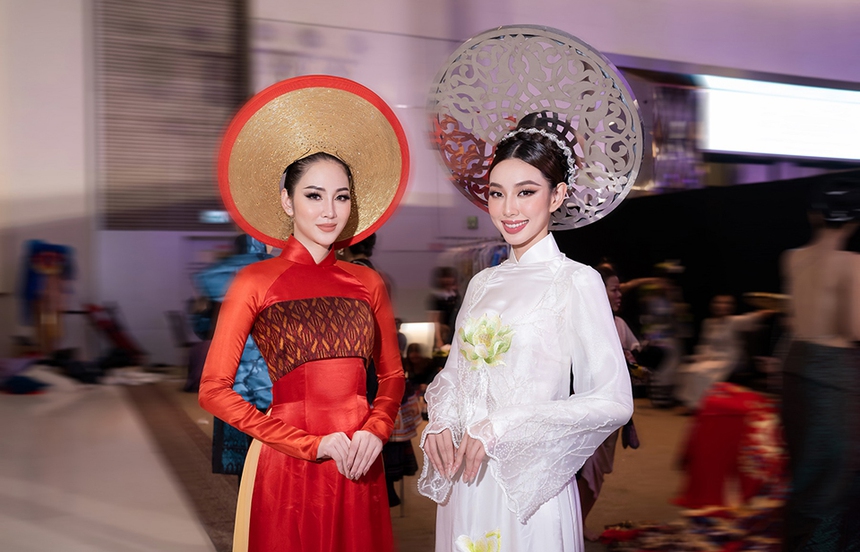 Hoa hậu Thùy Tiên đội mấn 10kg diễn vedette BST lụa của NTK Ngô Nhật Huy - Ảnh 5.