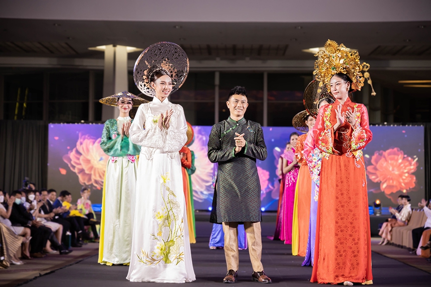 Hoa hậu Thùy Tiên đội mấn 10kg diễn vedette BST lụa của NTK Ngô Nhật Huy - Ảnh 6.