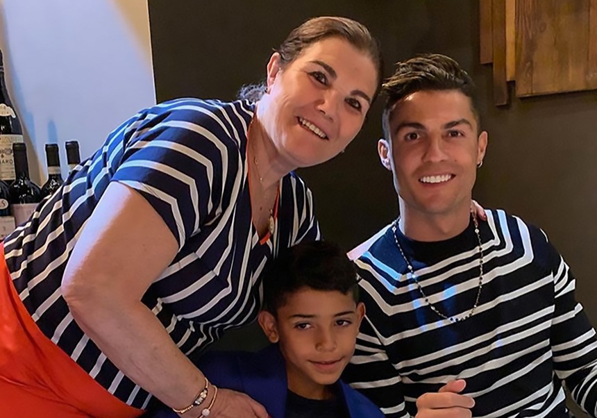 Cuộc đời đầy nước mắt của mẹ Ronaldo: Từng muốn chạy trốn khỏi chính căn nhà của mình, dành dụm từng đồng để nuôi đam mê của con - Ảnh 2. Cuộc đời đầy nước mắt của mẹ Ronaldo: Từng muốn chạy trốn khỏi chính căn nhà của mình, dành dụm từng đồng để nuôi đam mê của con - Ảnh 2.
