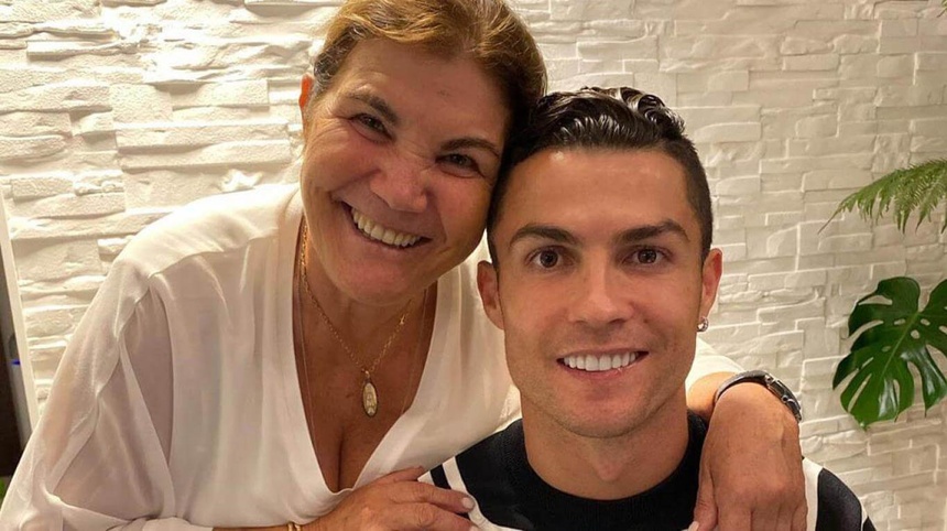Cuộc đời đầy nước mắt của mẹ Ronaldo: Từng muốn chạy trốn khỏi chính căn nhà của mình, dành dụm từng đồng để nuôi đam mê của con - Ảnh 1. Cuộc đời đầy nước mắt của mẹ Ronaldo: Từng muốn chạy trốn khỏi chính căn nhà của mình, dành dụm từng đồng để nuôi đam mê của con - Ảnh 1.