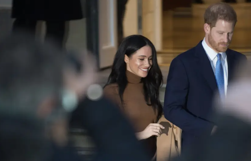 Vợ chồng Công tước xứ Sussex, Meghan và Harry bị tố đạo đức giả vì “bổn cũ soạn lại”, không xứng với giải thưởng danh giá - Ảnh 4.